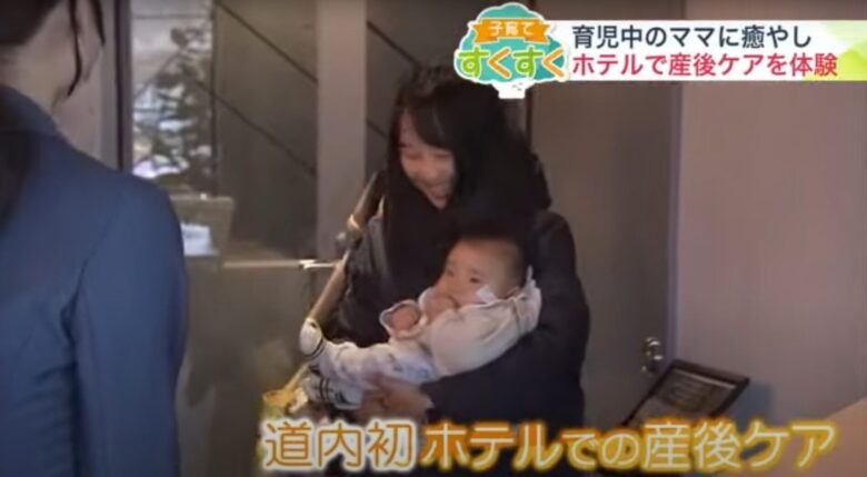 赤ちゃんを抱いたママがCocokara札幌ホテル宿泊型産後ケアを利用する様子