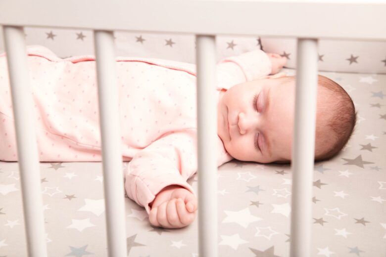 ベビーベッドで眠る赤ちゃん