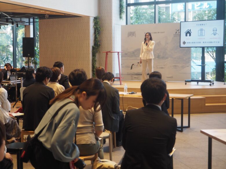 代表高橋がWOMAN PITCH CONTEST2025にてピッチをしてる様子