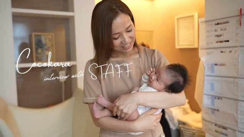 Cocokaraの副代表・助産師の荒木が赤ちゃんを抱っこして微笑んでいる様子